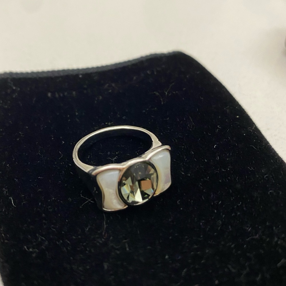 Green Stone and mother of Pearl Bow style Silver tone Ring New